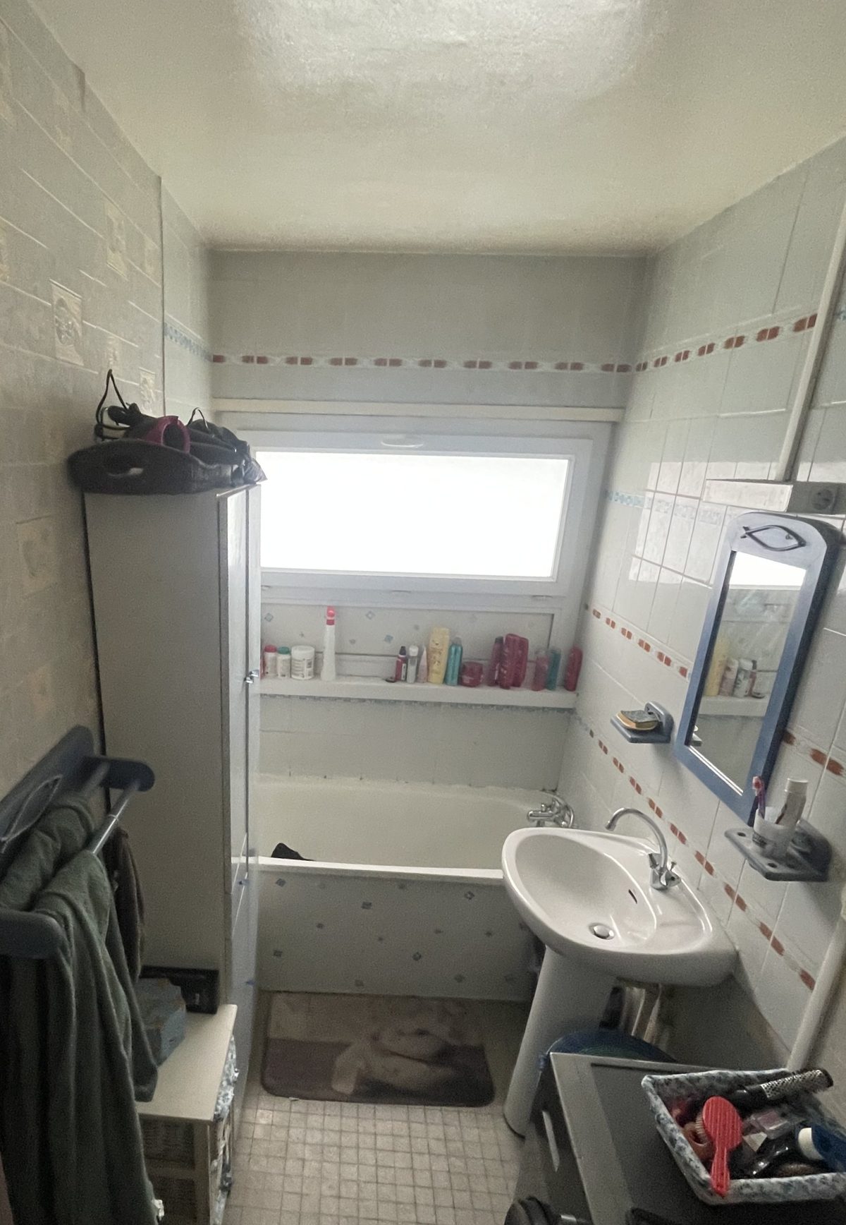 Salle d'eau avant travaux : baignoire et carrelage d'origine